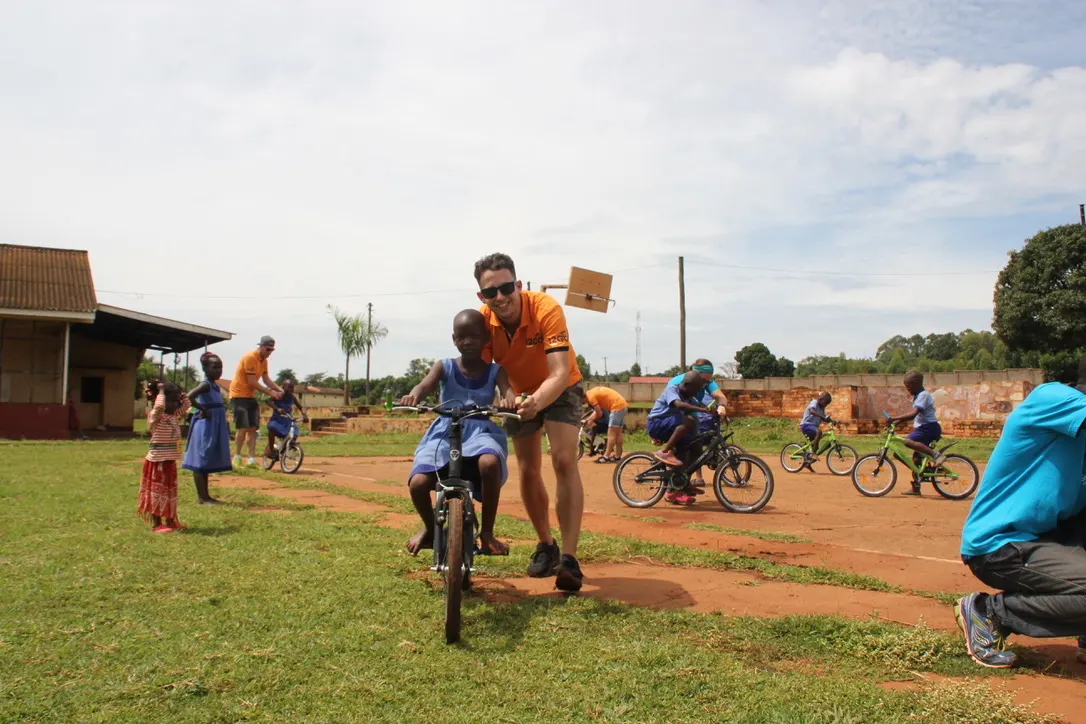 Collega's van 12GO Biking op reis voor Bikes4Africa