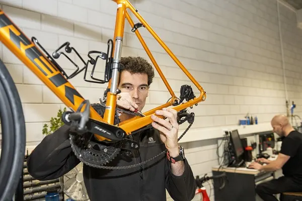 Fietstechnicus van 12GO Biking aan het werk