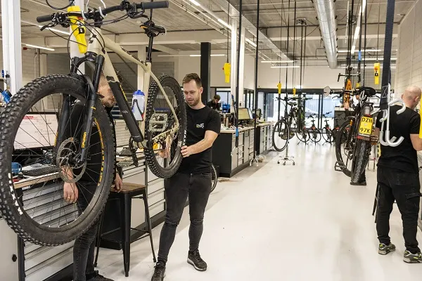 De servicewerkplaats van 12GO Biking