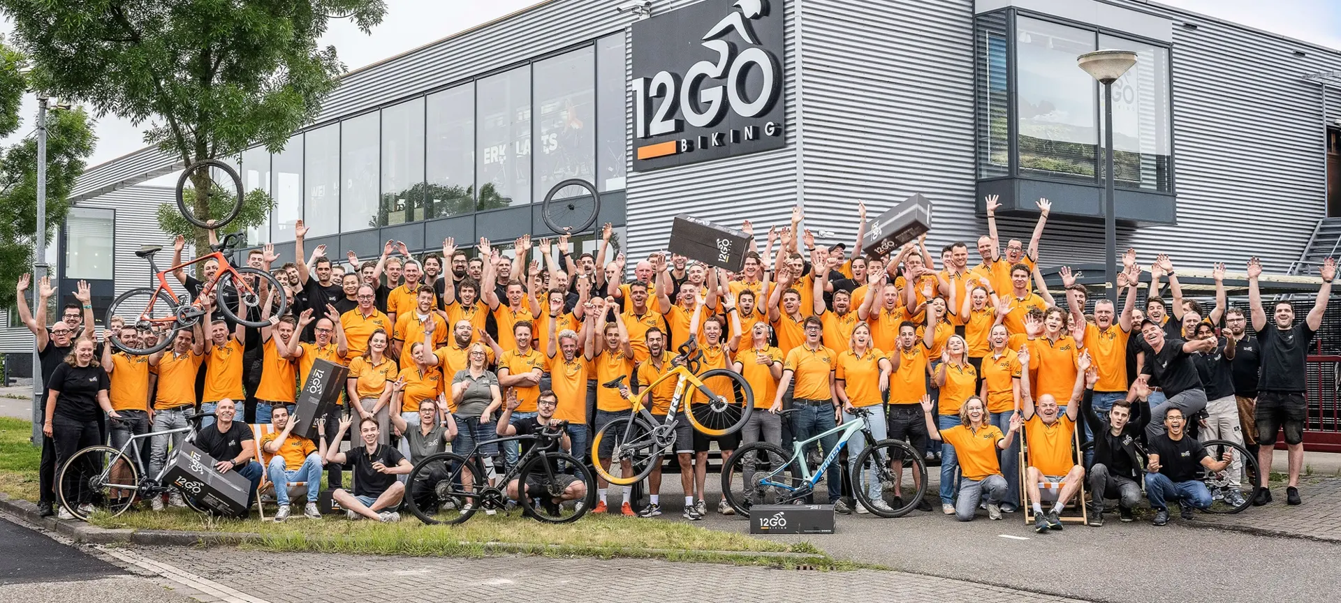 Het team van 12GO Biking voor het pand in Moordrecht