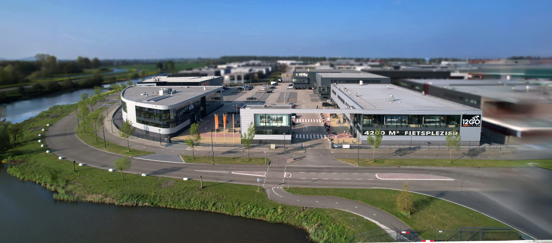 Luchtfoto van het pand van 12GO Biking in Moordrecht met winkel, werkplaats, webshop en lunchcafé
